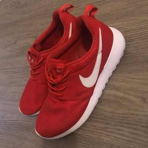 RED NIKE ROSCHE